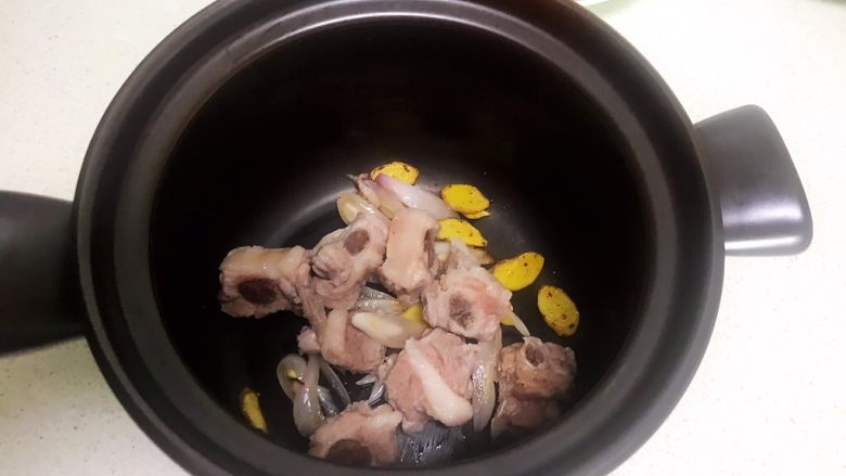 美味养生汤 果蔬排骨汤,加入焯好的排骨