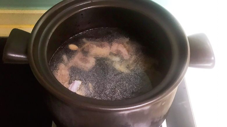 美味养生汤 果蔬排骨汤,加入100ml开水