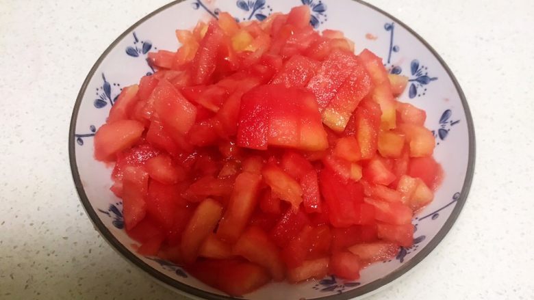 美味养生汤 果蔬排骨汤,把剥皮的番茄切成小丁