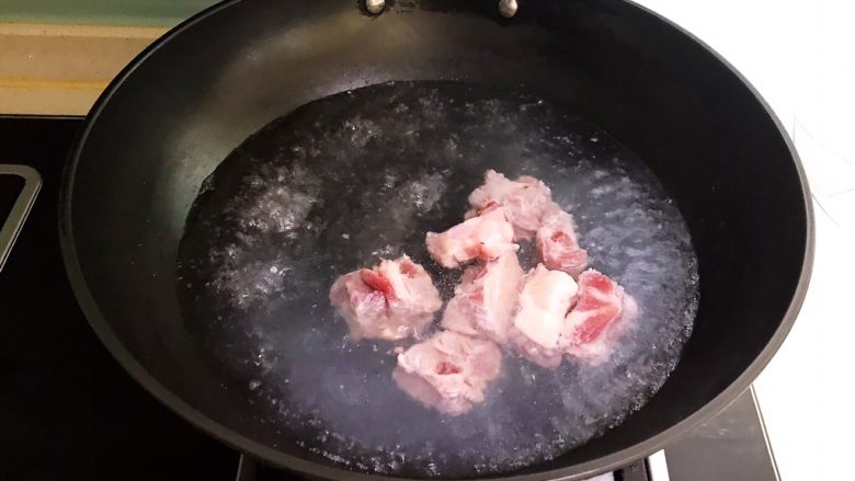 美味养生汤 果蔬排骨汤,排骨焯水3分钟