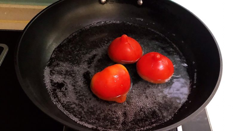 美味养生汤 果蔬排骨汤,锅里水烧开后加入番茄,烫1分钟
