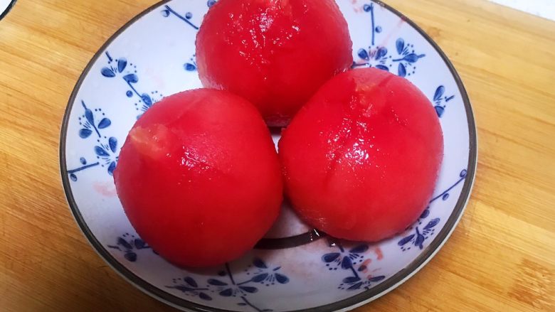 美味养生汤 果蔬排骨汤,把番茄捞出来剥皮