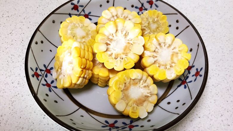 美味养生汤 果蔬排骨汤,把甜玉米切成2㎝厚的小片