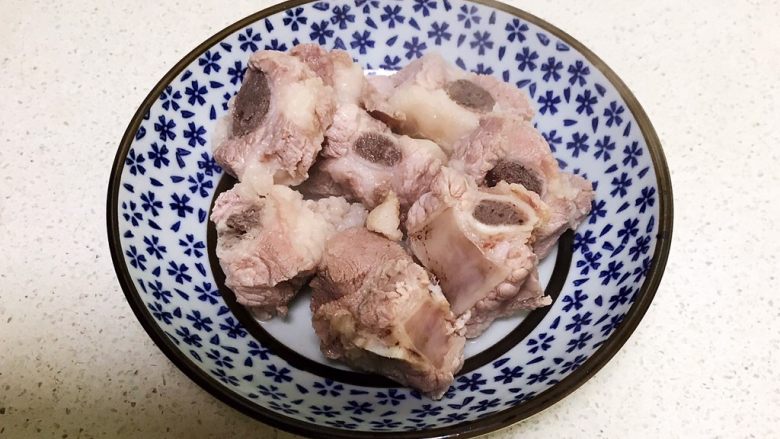 美味养生汤 果蔬排骨汤,把焯好的排骨捞出来