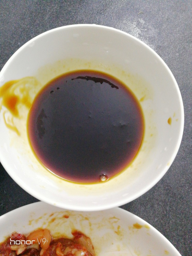干炒河粉(粿条),碗放蚝油,酱油备用。