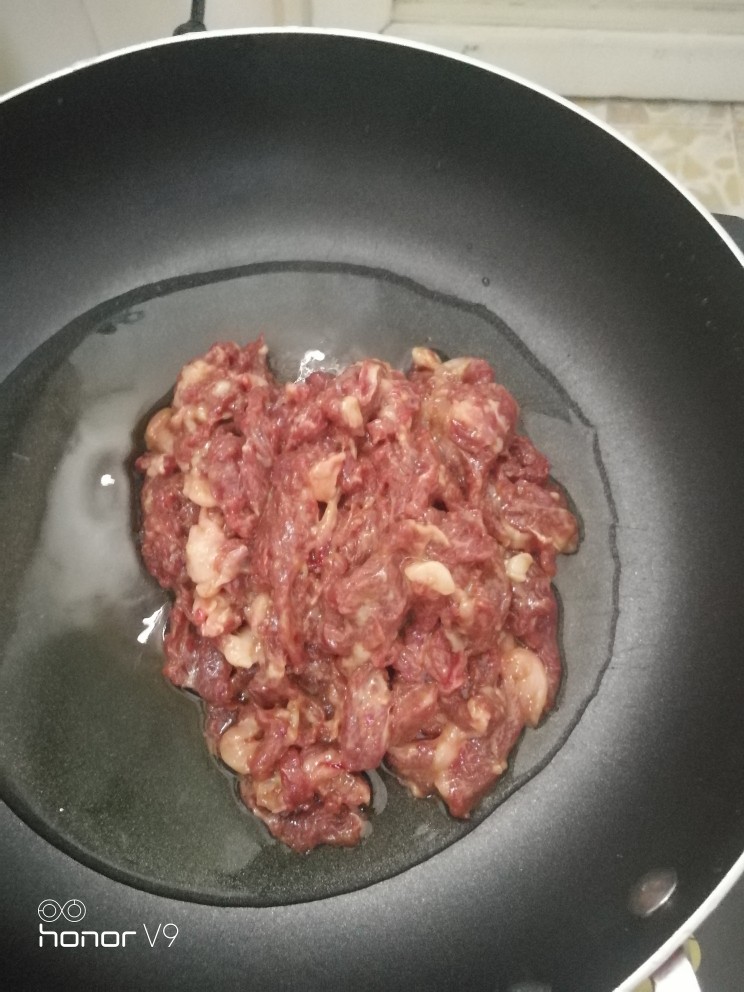 干炒河粉(粿条),锅放油,下腌制好的牛肉。