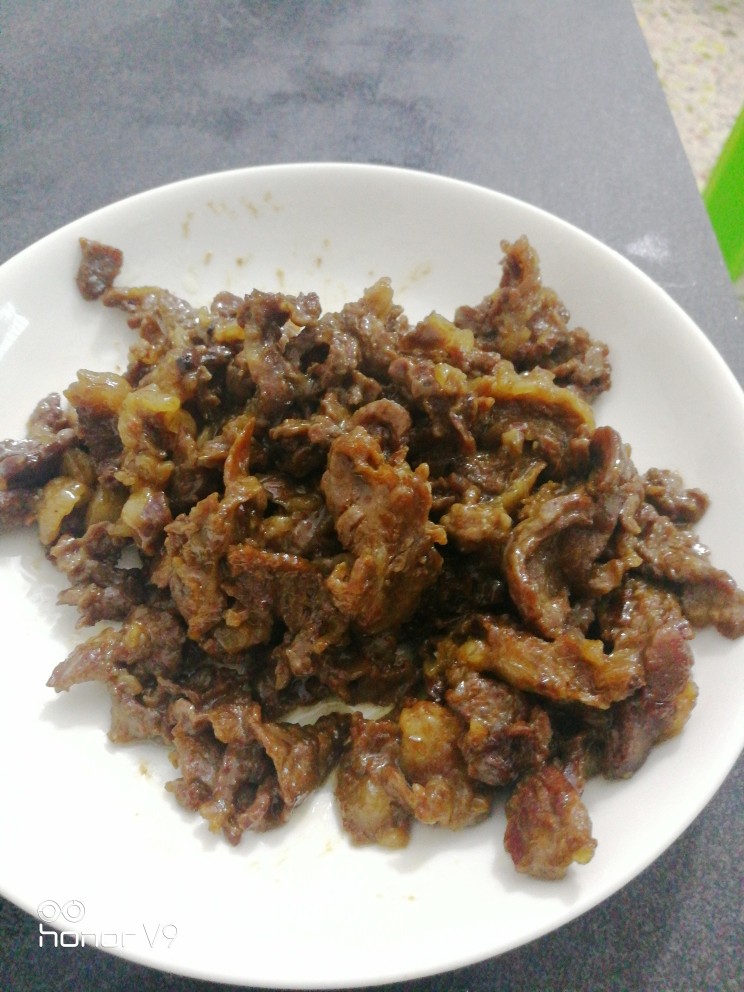 干炒河粉(粿条),炒好放入容器中备用