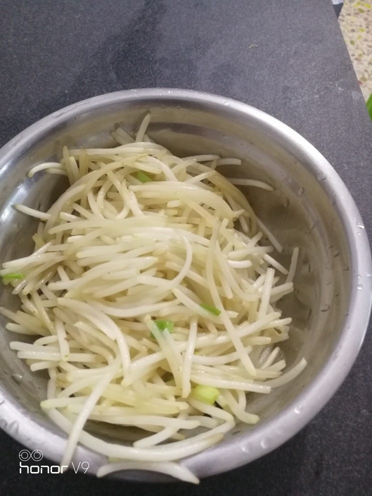 干炒河粉(粿条),炒好的豆芽放碗中备用