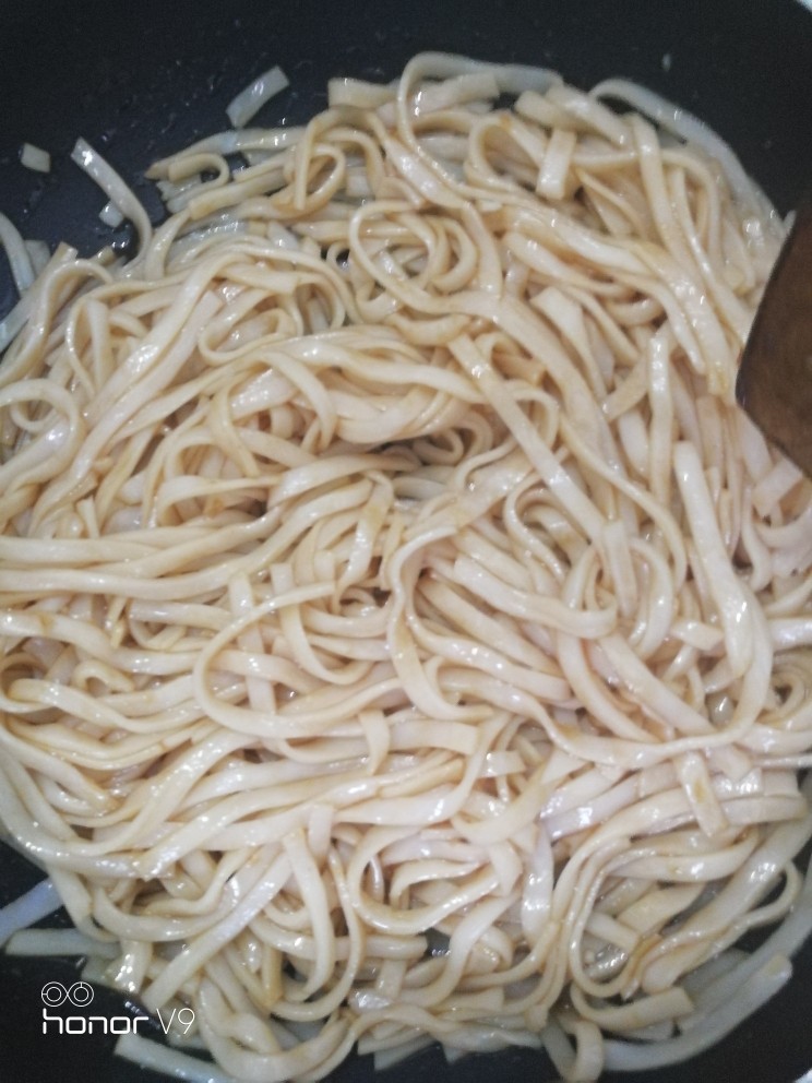 干炒河粉(粿条),炒均,每条都粘上调料