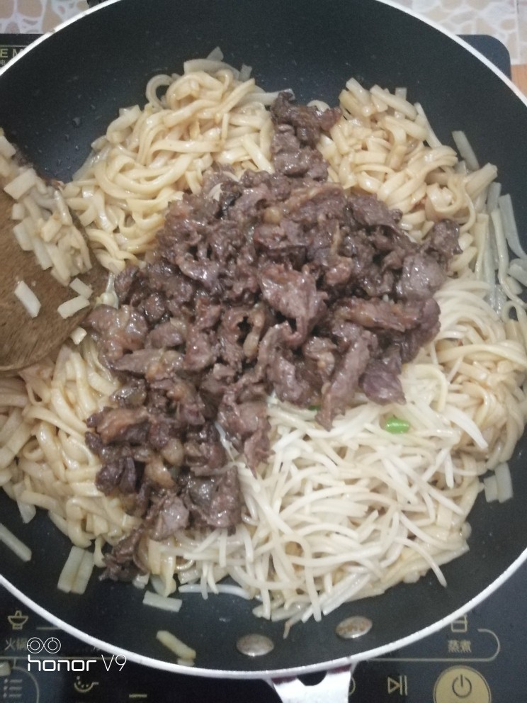 干炒河粉(粿条),放入炒好的牛肉和豆芽,炒均匀,关火,出锅