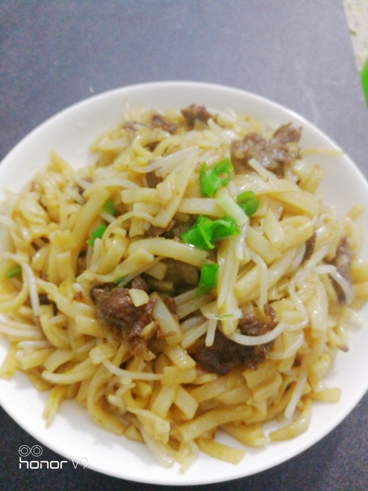 干炒河粉(粿条),摆盘,撒上葱花。