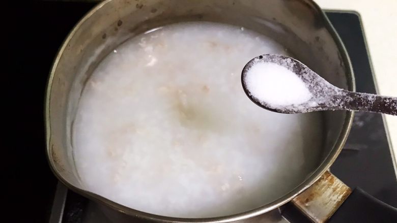 宝宝健康食谱 香葱枸杞瘦肉粥,加入精盐调味
