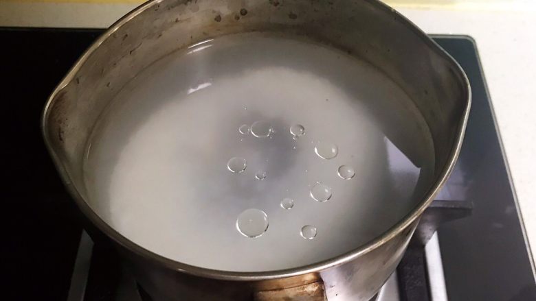 宝宝健康食谱 香葱枸杞瘦肉粥,锅里水开后加入浸泡好的大米,加入几滴<a style='color:red;display:inline-block;' href='/shicai/ 140122'>玉米油</a>