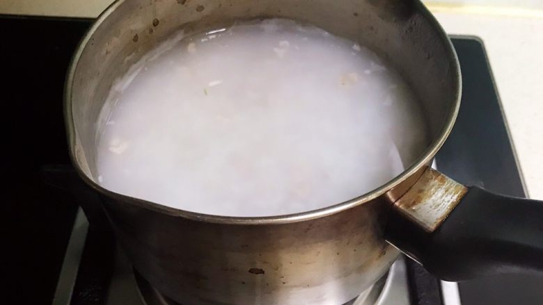 宝宝健康食谱 香葱枸杞瘦肉粥,大火烧开后小火慢煮20分钟