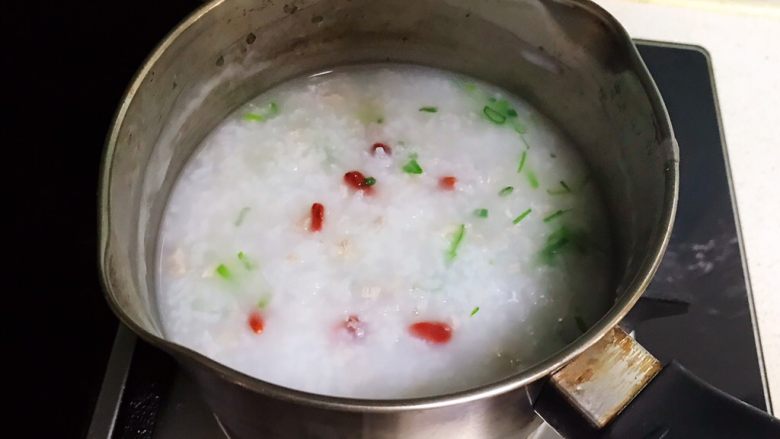 宝宝健康食谱 香葱枸杞瘦肉粥,大火烧开即可