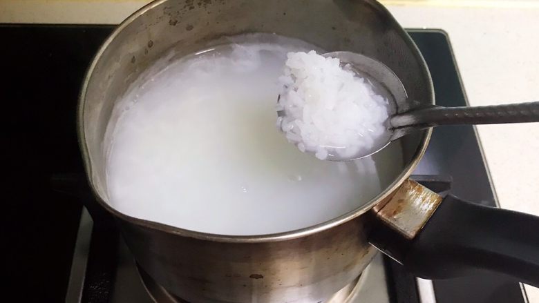宝宝健康食谱 香葱枸杞瘦肉粥,白米粥煮好了