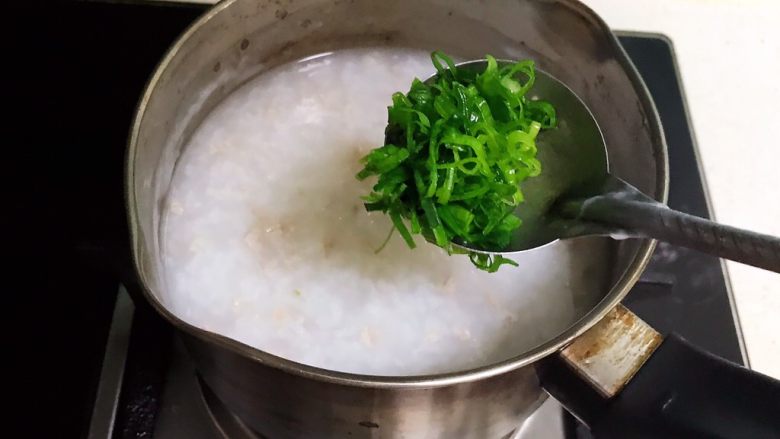 宝宝健康食谱 香葱枸杞瘦肉粥,加入香葱末