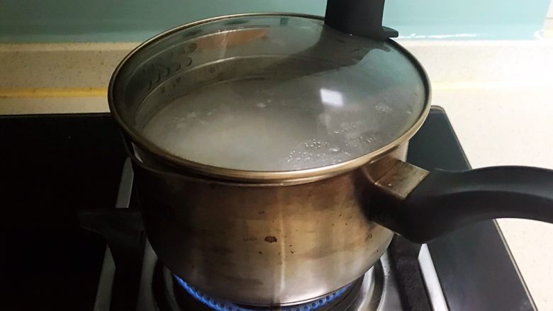 宝宝健康食谱 香葱枸杞瘦肉粥,大火烧开后小火慢煮30分钟