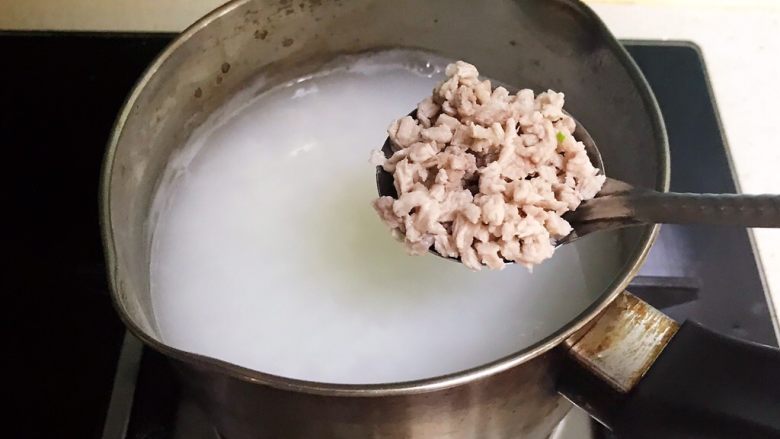 宝宝健康食谱 香葱枸杞瘦肉粥,加入焯好的猪肉末