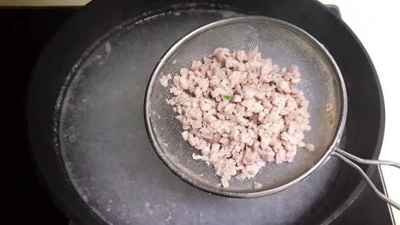 宝宝健康食谱 香葱枸杞瘦肉粥,把焯好的肉末捞出来,沥干水分备用