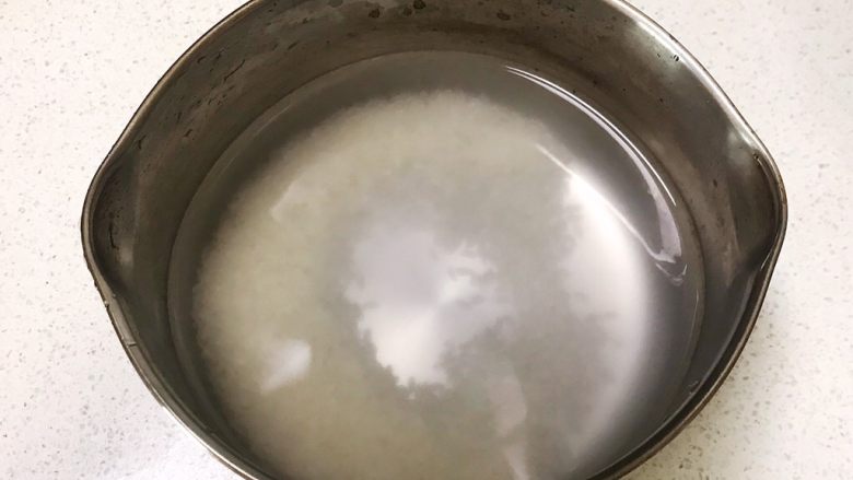 宝宝健康食谱 香葱枸杞瘦肉粥,大米洗好后放入锅里,加入冷水浸泡20分钟