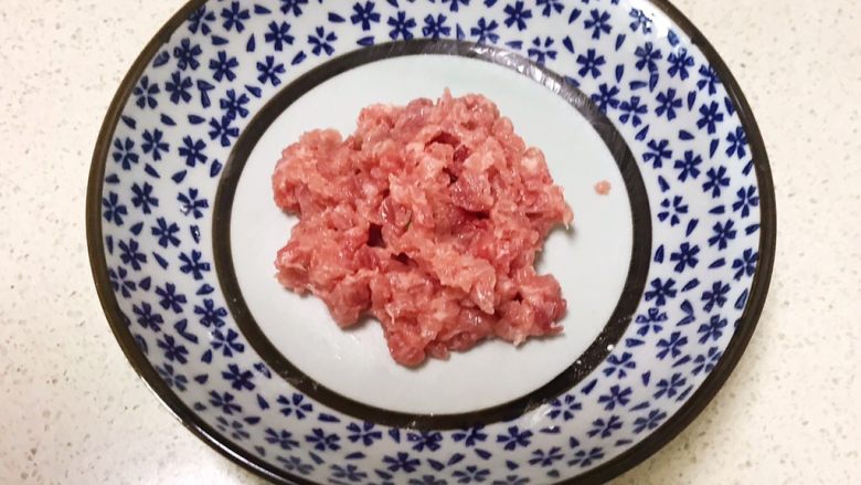 宝宝健康食谱 香葱枸杞瘦肉粥,用手抓匀