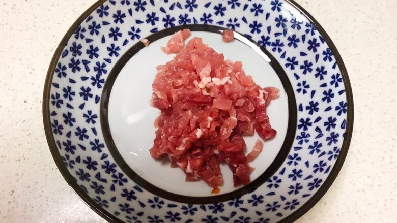 宝宝健康食谱 香葱枸杞瘦肉粥,<a style='color:red;display:inline-block;' href='/shicai/ 11224'>猪里脊</a>切成小丁