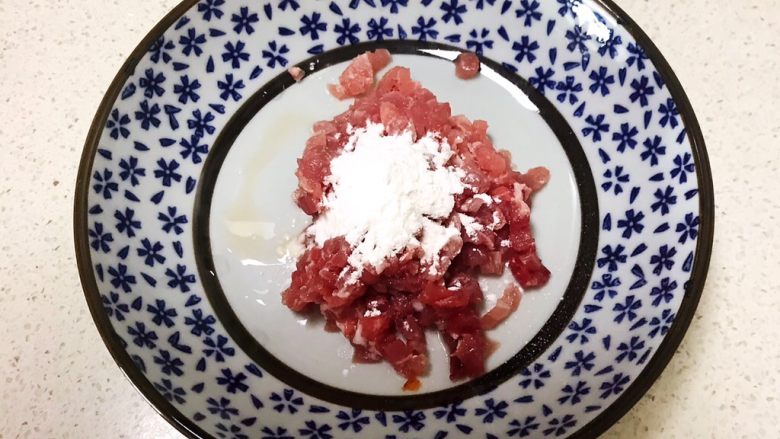 宝宝健康食谱 香葱枸杞瘦肉粥,加入1勺<a style='color:red;display:inline-block;' href='/shicai/ 512'>玉米淀粉</a>
