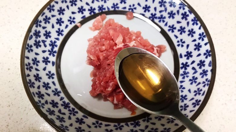 宝宝健康食谱 香葱枸杞瘦肉粥,在猪里脊里面加入1勺<a style='color:red;display:inline-block;' href='/shicai/ 718'>料酒</a>