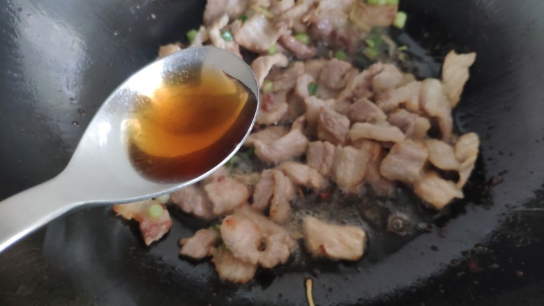 家常五花肉炒土豆,加入一勺的米醋翻炒,看清楚了,这次是先加醋,这样炒后的肉片格外好吃。