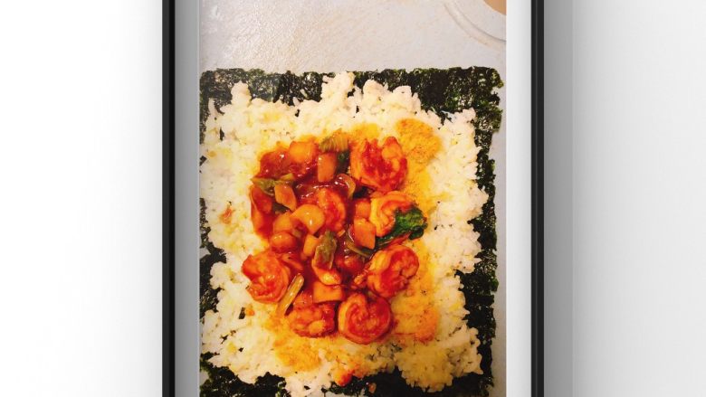 宝宝鲜虾紫菜包饭,将炒好的虾铺在肉松上!