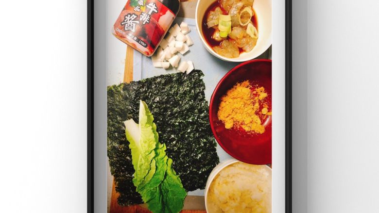 宝宝鲜虾紫菜包饭,所需食材:鲜虾(5-6个),紫菜片1片,青菜2片,白萝卜适量,猪肉松少量,蒸好的(大米➕小米)1小碗,番茄酱备用!
鲜虾去虾线,提前煮一锅生姜水放凉备用!
虾放入凉姜水中!