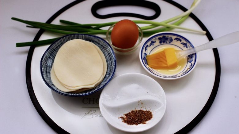 孜然葱油薄脆片~饺子皮版,首先备齐所有的食材。