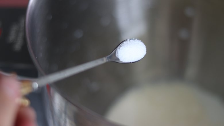 蔓越莓哈斯面包,加入一小勺的食用盐,加入细砂糖。
