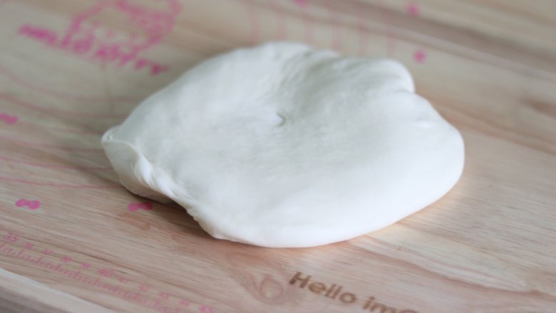 蔓越莓哈斯面包,取出后,摁压排出空气,用手压掉气泡。