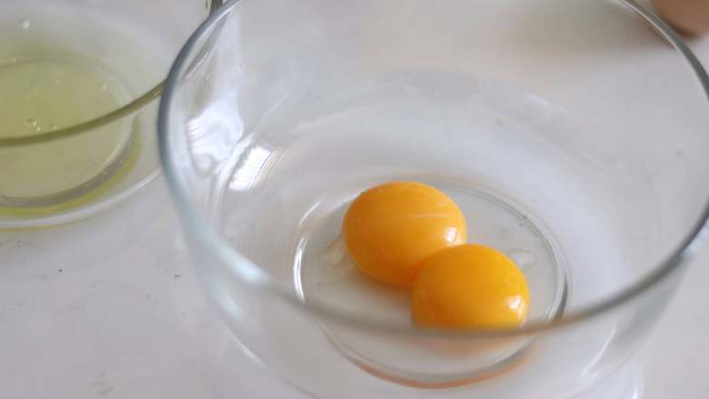 金镶银(黄金炒饭),蛋黄蛋清分别放到2个容器中。