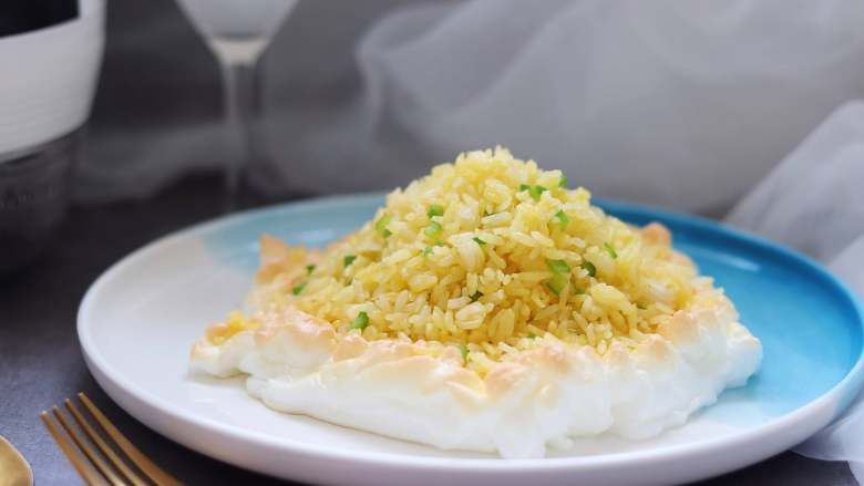 金镶银(黄金炒饭),炒的米饭放到蛋白霜上,就可以开吃啦。