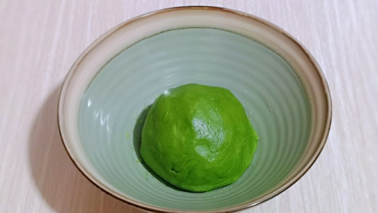 翡翠黄油饼干,用刮刀翻拌均匀,再揉成面团,盖上保鲜膜,放入冰箱冷藏松弛30分钟。