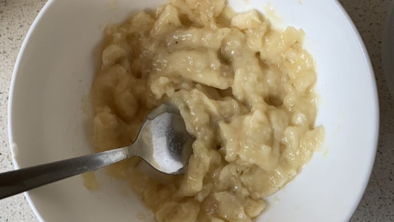 香蕉鸡蛋饼,用勺子压碎,我喜欢有点颗粒的