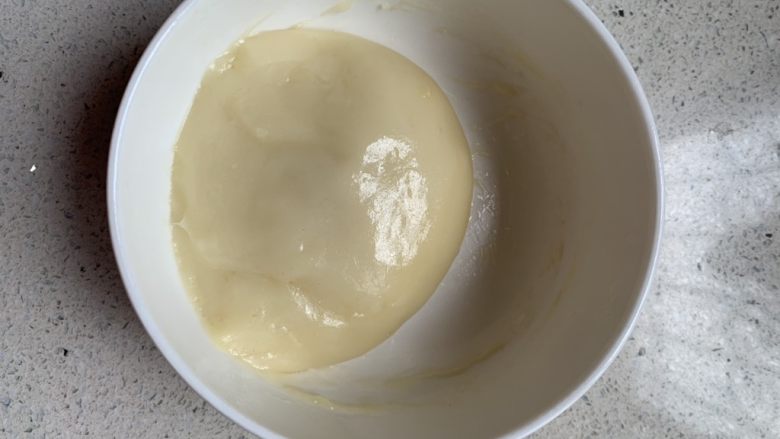 奥利奥雪媚娘,然后覆盖保鲜膜,冰箱冷藏半小时。