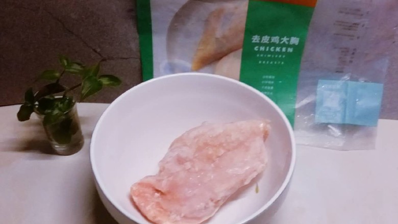 酱香鸡肉洋葱,鸡胸肉解冻中