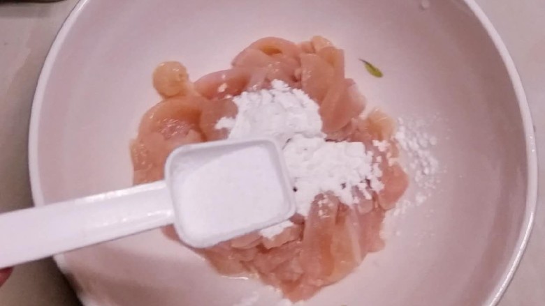 酱香鸡肉洋葱,放入碗里 加入盐 淀粉