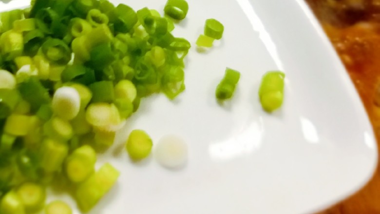 酱香鸡肉洋葱,快速翻炒 放入<a style='color:red;display:inline-block;' href='/shicai/ 3232'>香葱</a>圈 关火