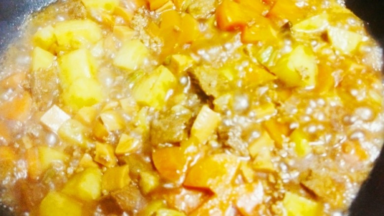 三叶草牛肉咖喱饭,烧至少量水后倒入咖喱块翻炒,咖喱熔化即可