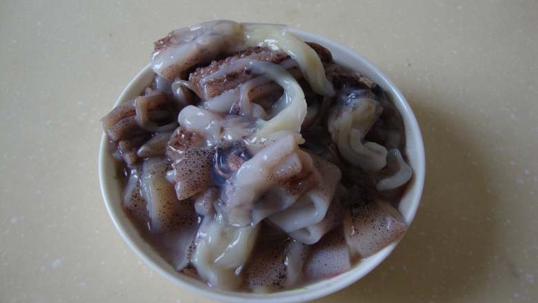 西班牙墨汁海鲜饭,海虾洗净剪掉虾须,笔管子收拾好切圈
