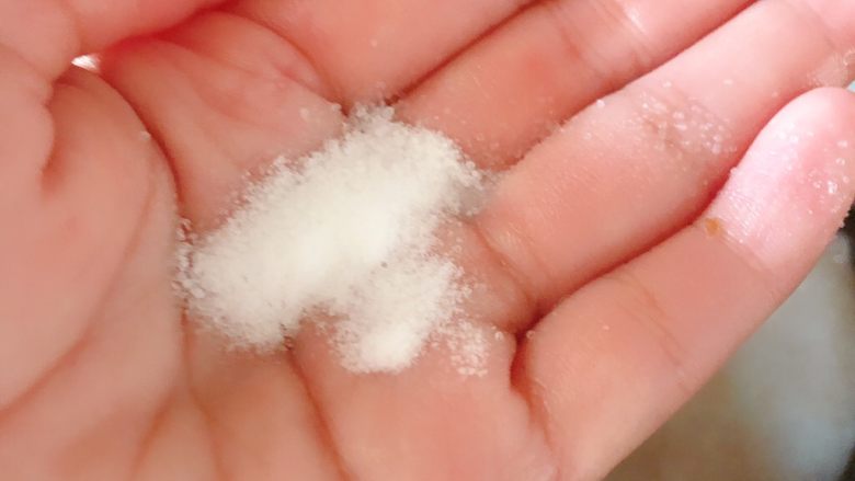 水煮八抓鱼,这些盐洗放八抓鱼脑袋的,里面东西都可以吃,所以我没切开