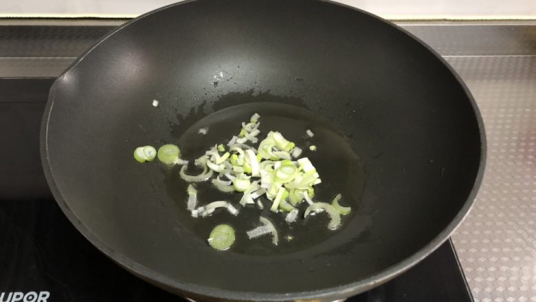 韩式拌饭,起锅热油,放入葱花炒香