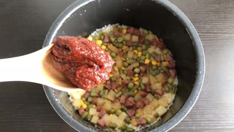 韩式拌饭,饭蒸好,加入韩式辣酱