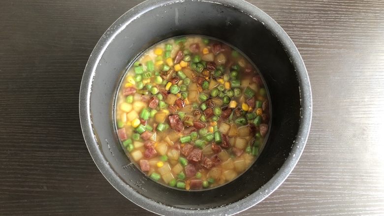 韩式拌饭,炒好的菜均匀的倒入锅内,选择煮饭功能