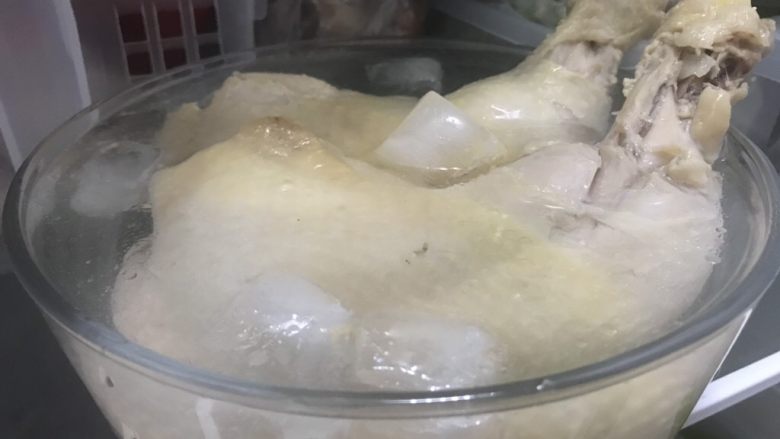 外婆家的口水鸡,放冷水加冰块冷藏备用。